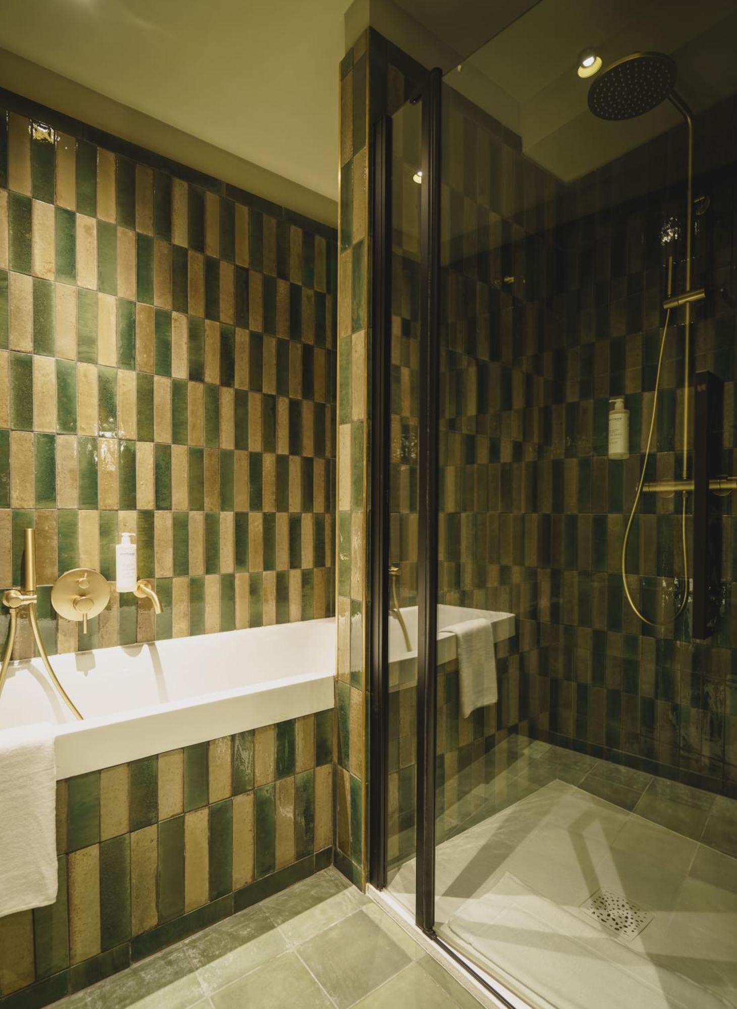 Junior suite met Douche, Bad en Balkon